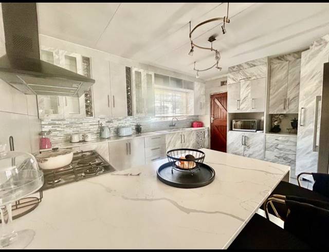 3 BEDROOM HOUSE FOR SALE IN VANDERBIJLPARK CW 2